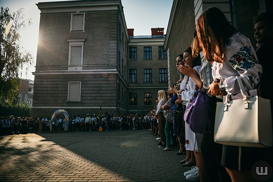 Комунальний дошкільний навчальний заклад - загальноосвітній навчальний заклад "Навчально-виховний комплекс "Лідер" Чернівецької міської ради